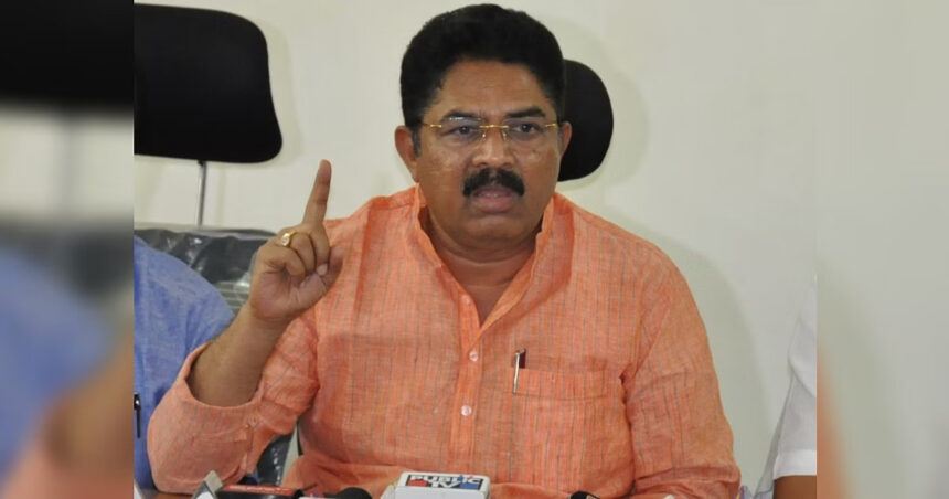 ರಾಜ್ಯದ ಕಾಂಗ್ರೆಸ್‌ ಸರ್ಕಾರ ದೇಶದ್ರೋಹಿಗಳ ರಕ್ಷಣೆ ನೀಡುವ ಮೂಲಕ ಗಡಿಯಲ್ಲಿ ಹಗಲು ರಾತ್ರಿ ಕಾವಲು ಕಾಯುತ್ತಿರುವ ಸೈನಿಕರಿಗೂ ಅನ್ಯಾಯ ಮಾಡುತ್ತಿದೆ .